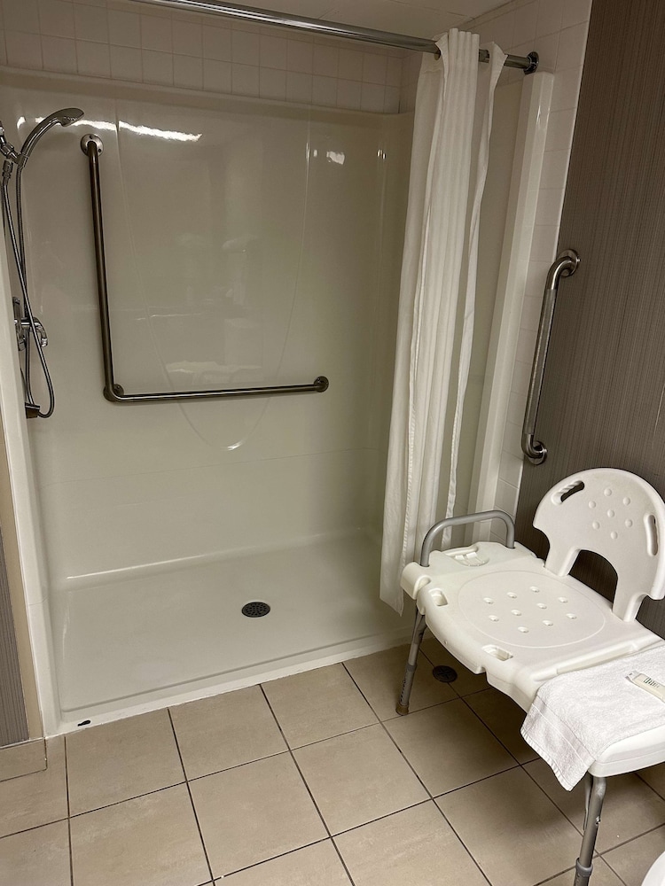 Standard Room, 1 Queen Bed, Accessible, Refrigerator & Microwave (Refrigerator & Microwave) - Photo 8