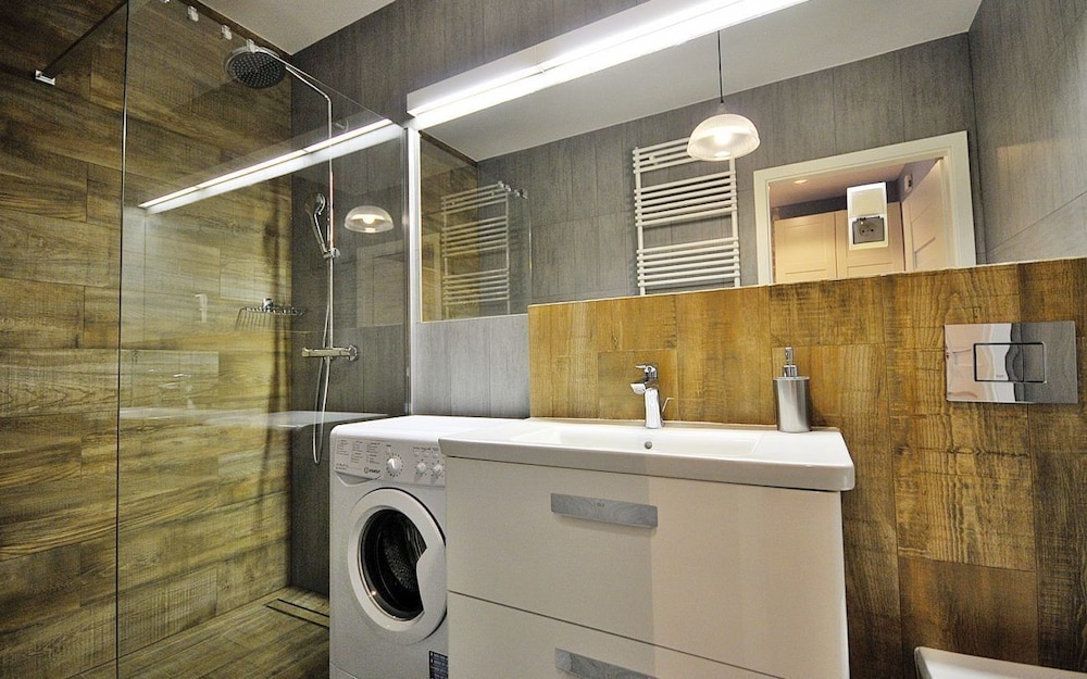 Classic Apartment, 2 Bedrooms, Pool Access, Park View (A401) photo 3