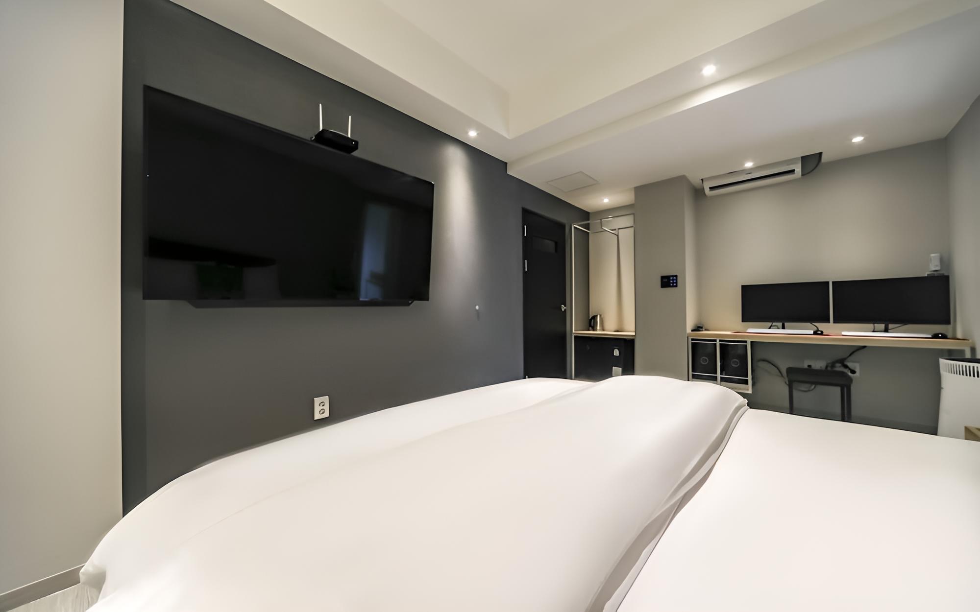 Room (Suite A (Netflix (free viewing) high-) - Photo 3