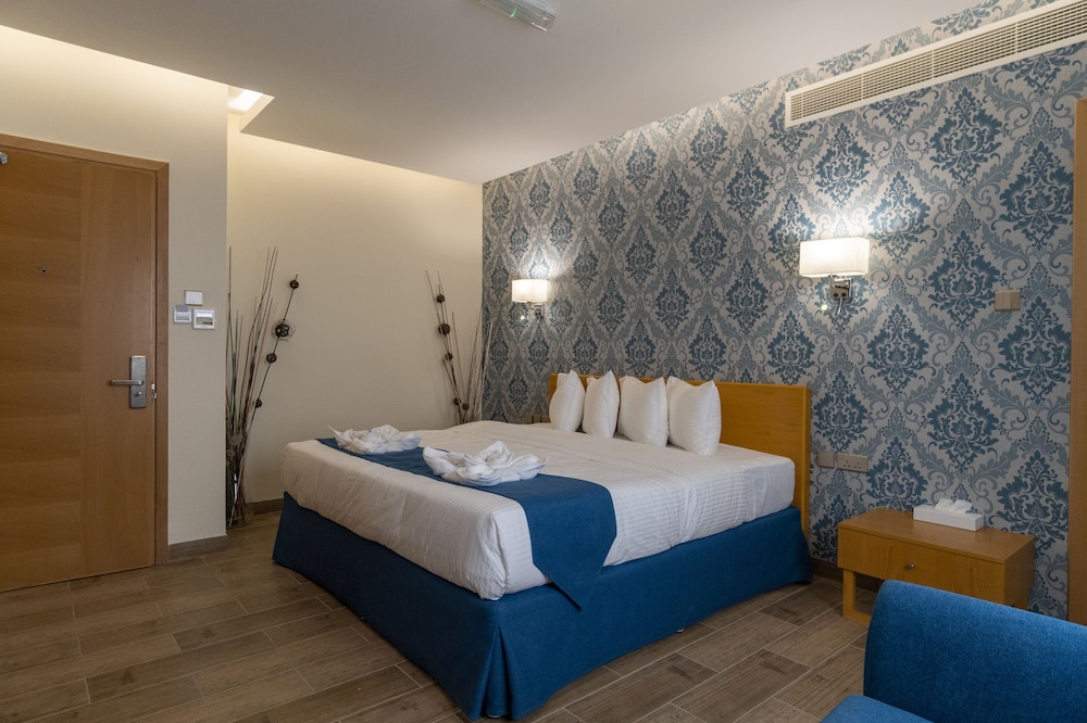 Deluxe Room, 1 King Bed - Photo 2