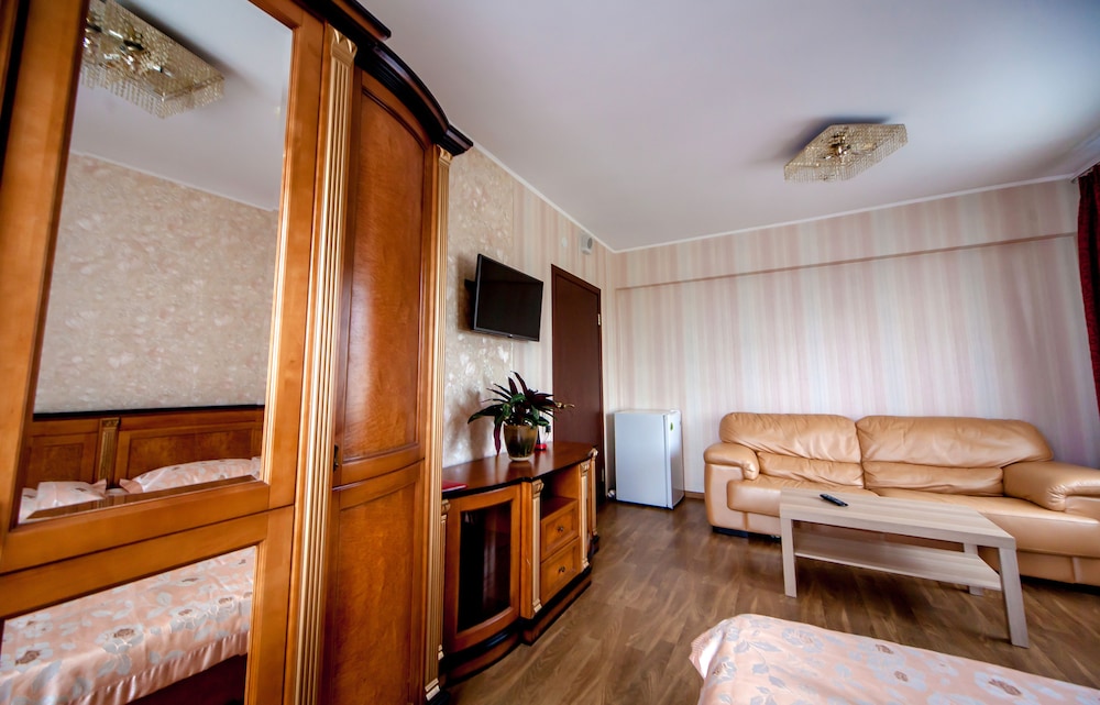 Standard Suite, 1 King Bed, Non Smoking photo 3