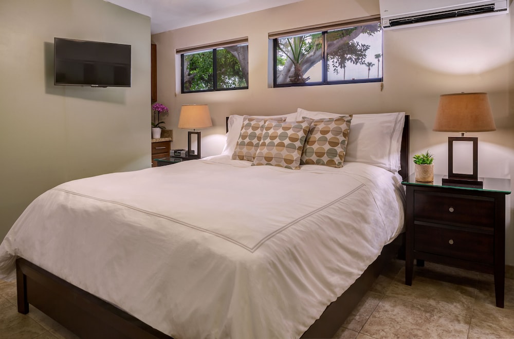 Classic Studio Suite, Pool View photo 1