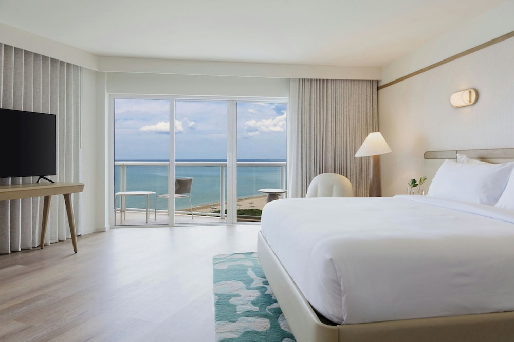 Room, 1 King Bed, Oceanfront (Mobility/Hearing Access, Roll-in Shwr)