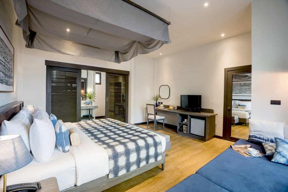 Pool Suite - Photo 5