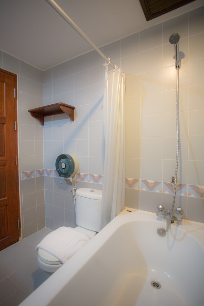 Deluxe Room, 2 Twin Beds, Bathtub photo 2