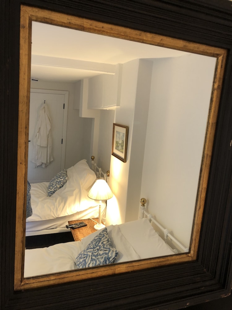 Twin Room, Shared Bathroom photo 2