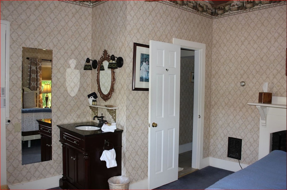 Room, Private Bathroom (Somes Sound - Queen Fireplace Room) photo 3