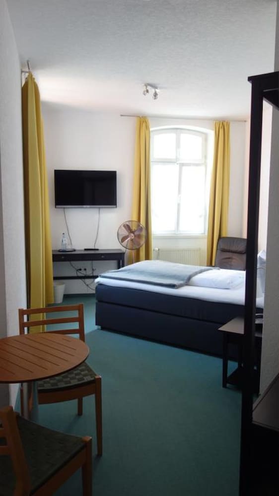 Business Single Room, 1 Large Twin Bed, Non Smoking photo 2