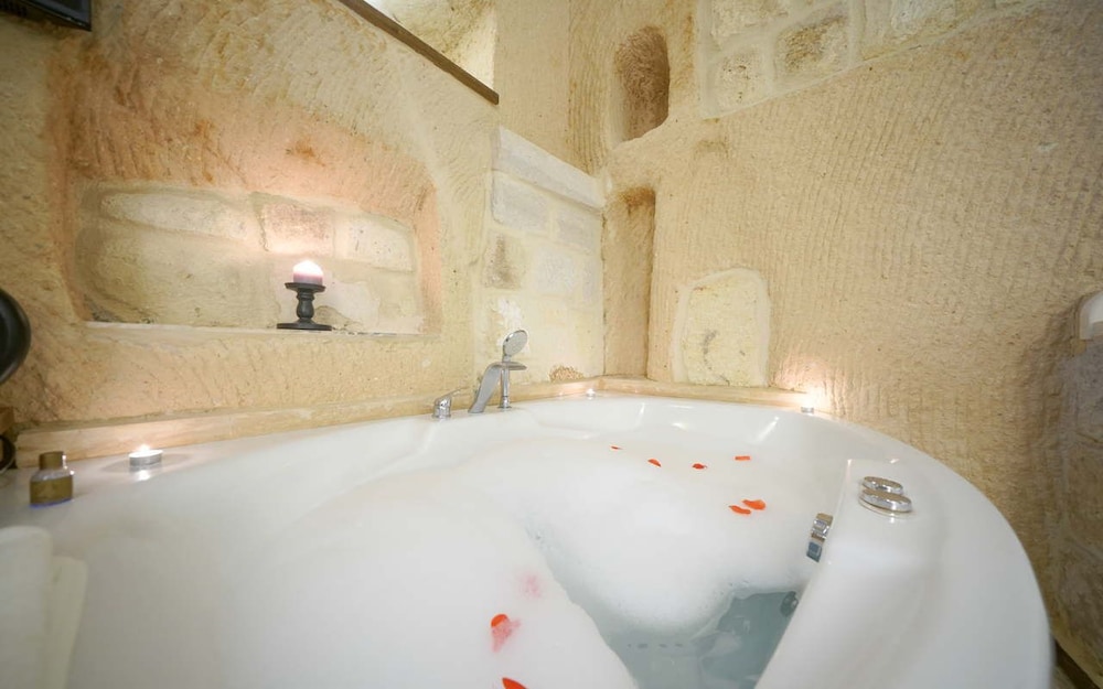 Honeymoon Room, Jetted Tub photo 3