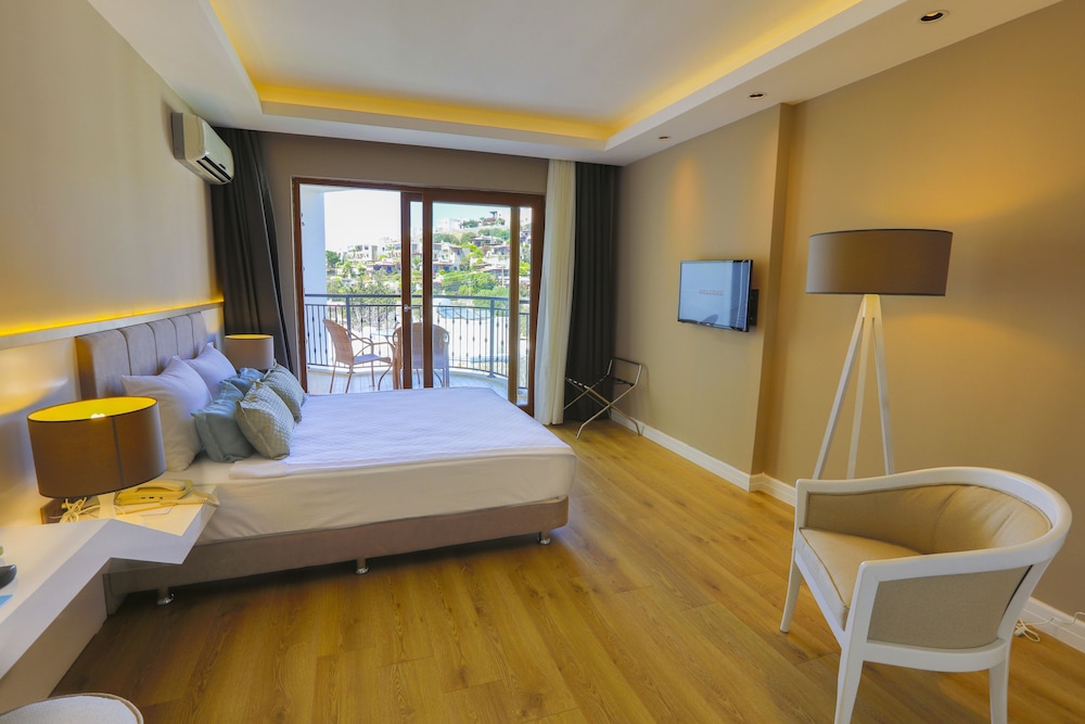Standard Double or Twin Room, Partial Sea View
