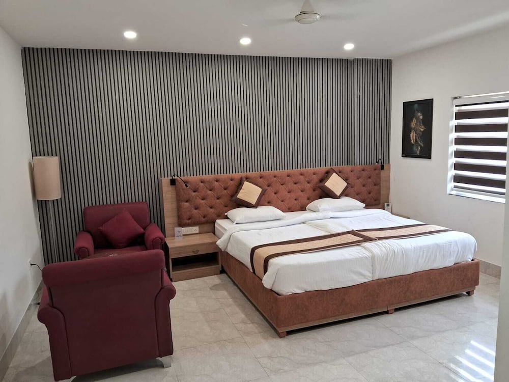 Deluxe Suite, Pool View photo 3