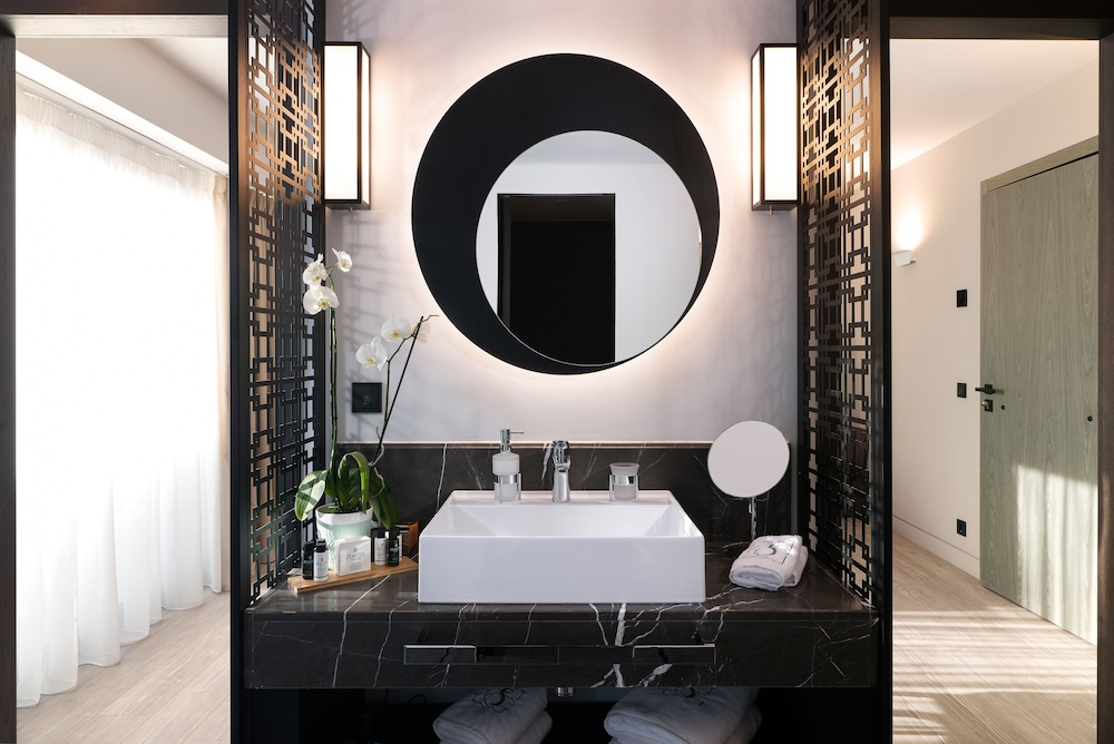 Deluxe Room (King) - Photo 12