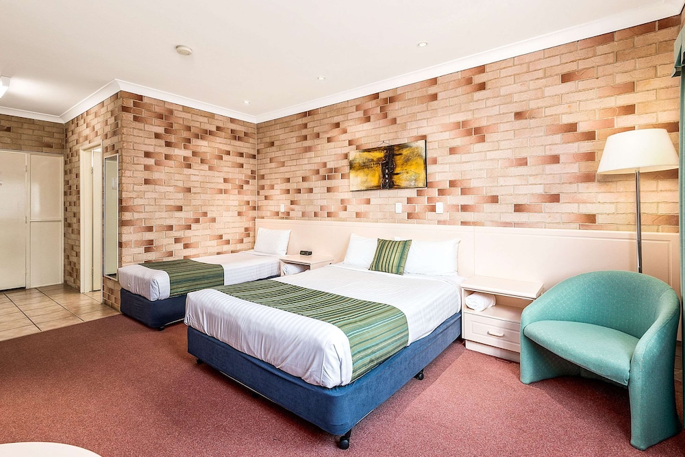 Large Standard Twin Room – 1 Queen Bed with 1 Single Bed, Non Smoking - Photo 1