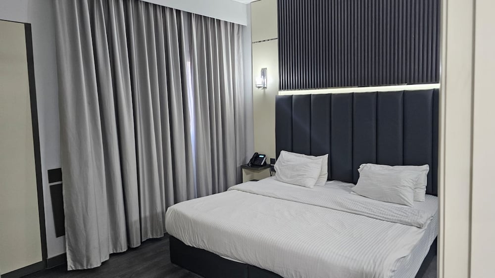Deluxe Room, 1 King Bed, Jetted Tub