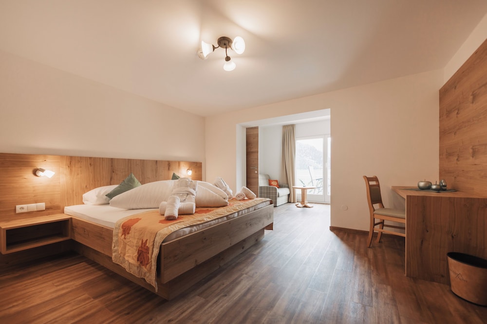 Comfort Apartment, 1 Queen Bed with Sofa bed, Kitchen, Mountain View photo 1