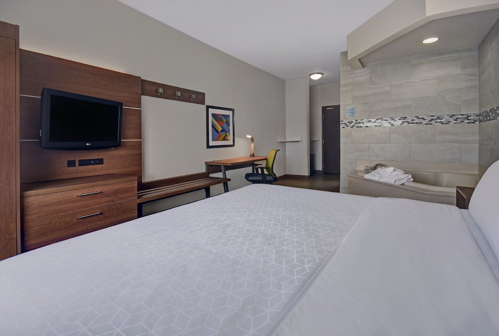 Standard Room, 1 King Bed, Jetted Tub - Photo 3