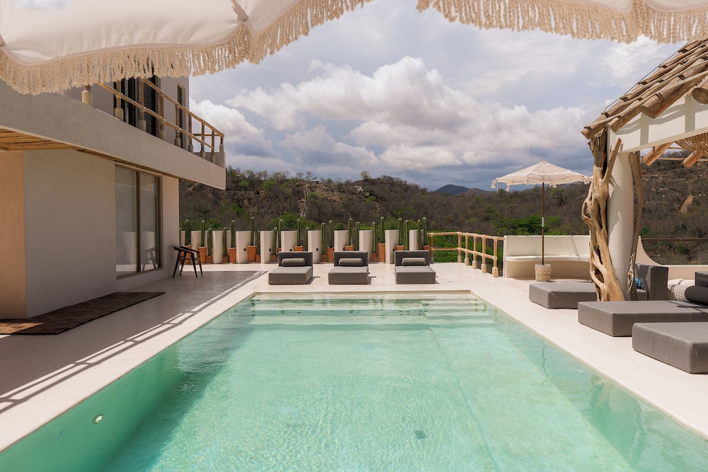 Deluxe Room, Pool View photo 3