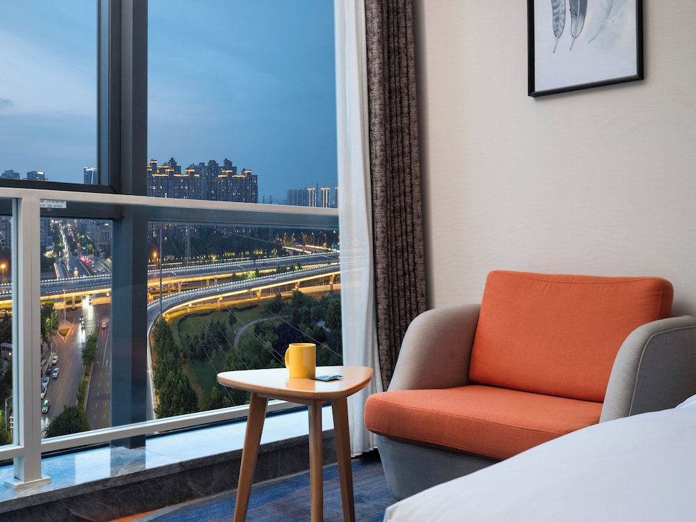 Standard Room, 1 King Bed, City View (High Floor) photo 1