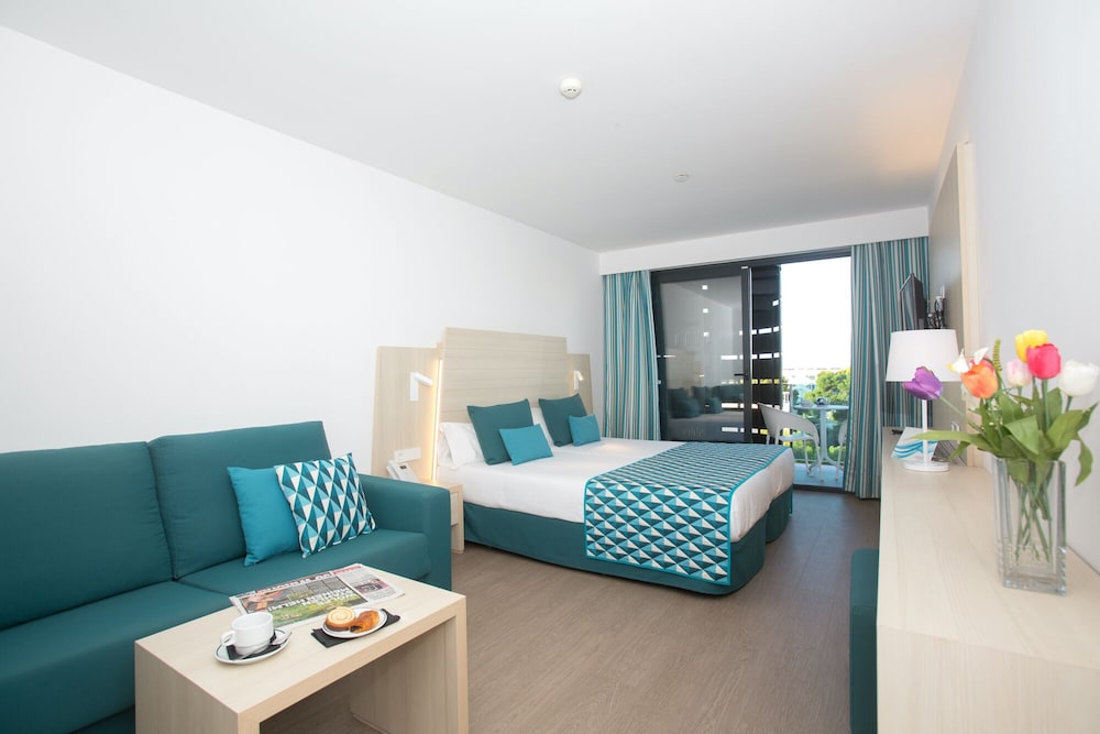 Junior Suite, Jetted Tub (3 adults + 1 child) photo 2