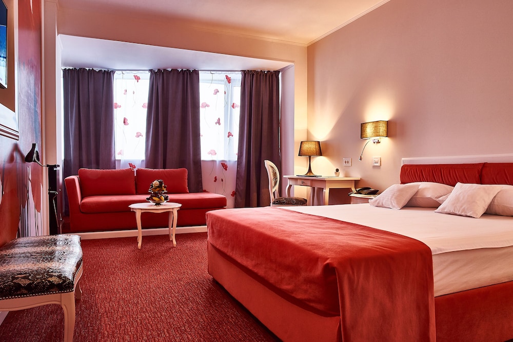 Deluxe Double Room (With Sofa)