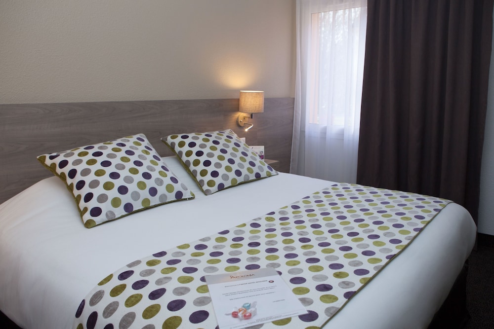 Standard Room, 1 Queen Bed, Non Smoking, Bathtub - Photo 10