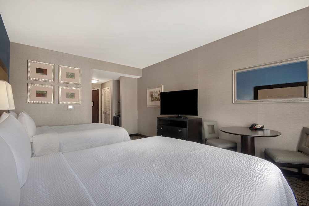 Standard Room, 2 Queen Beds, Accessible (Comm, Mobil, Roll-In Shower) - Photo 4