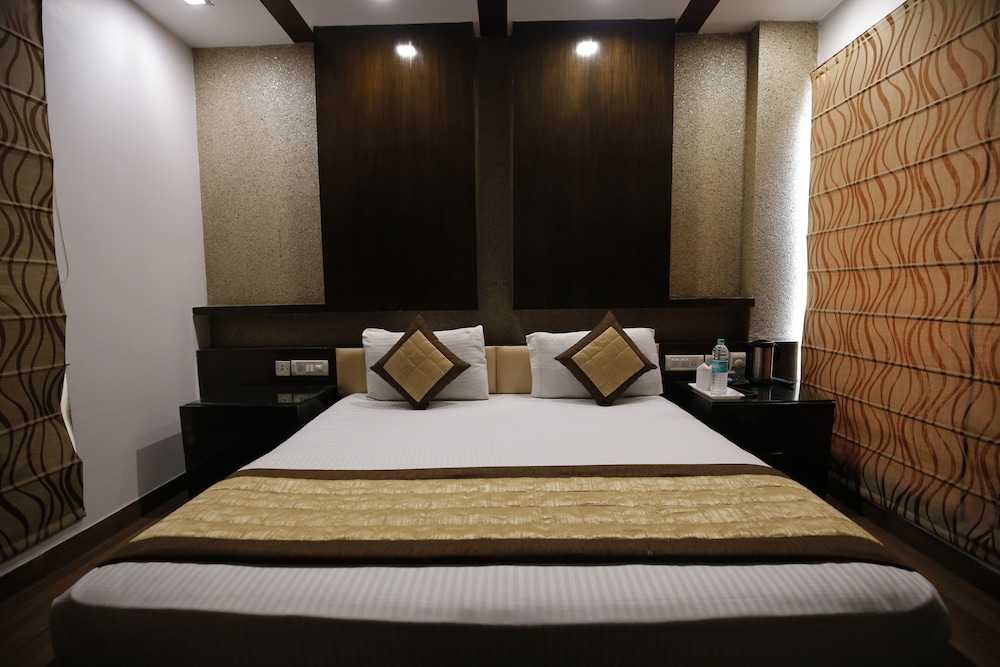 Premium Room, 1 King Bed - Photo 15