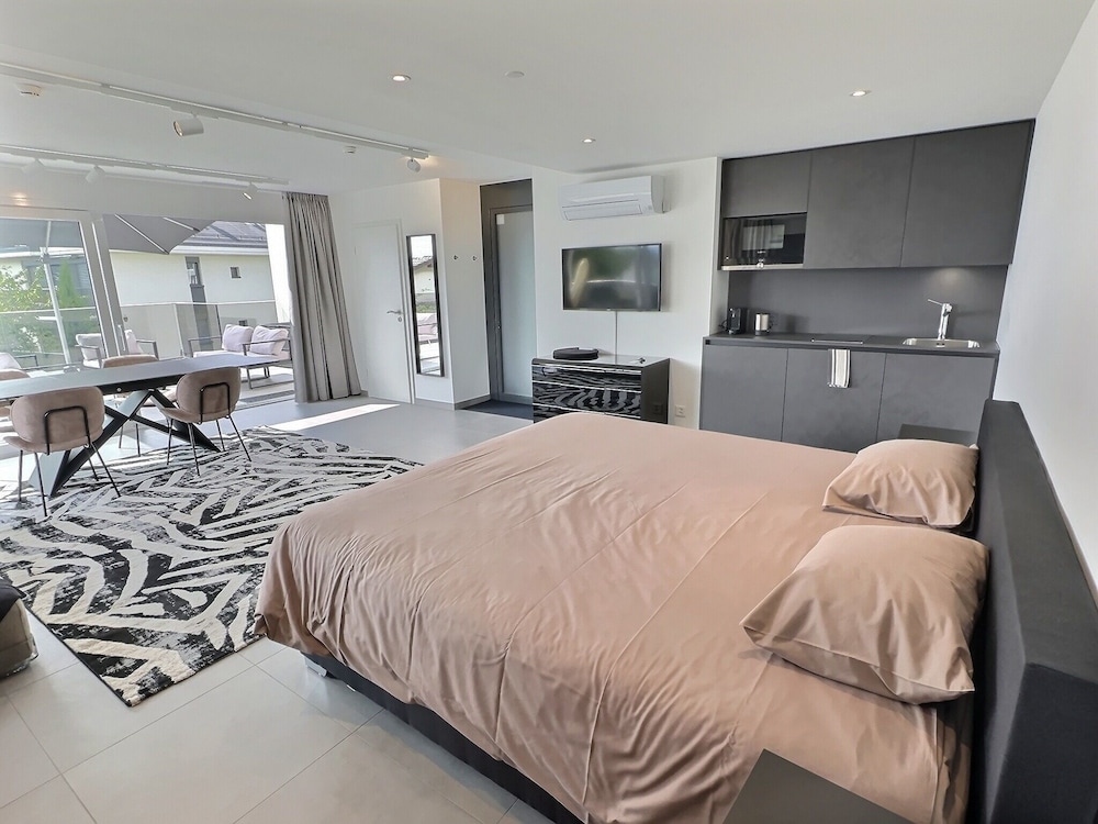 Deluxe Studio Suite