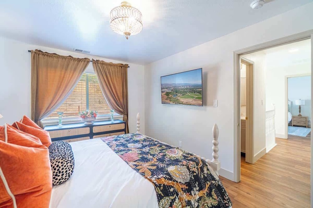 House, Multiple Beds, Patio, Garden View (The Deco Retreat - UNR - Pet Friendly) photo 2