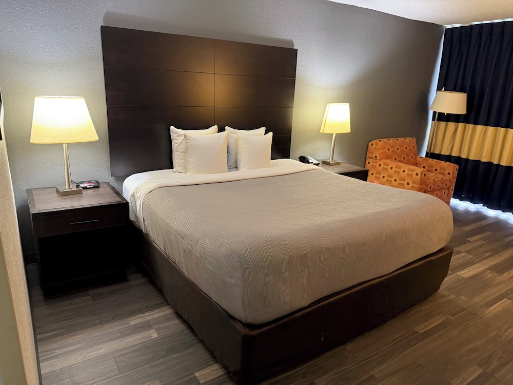Business Room, 1 King Bed, Non Smoking - Photo 1