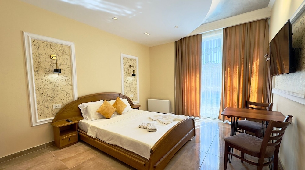 Standard Room, 1 King Bed, Pool View - Photo 1