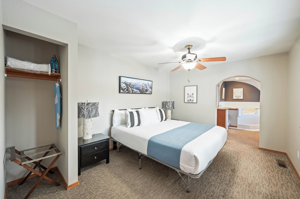 Colorado - 1 King Bed with Sofa bed, Kitchen, River View, Jetted Tub, Kitchen, Fireplace (No Pets) photo 3