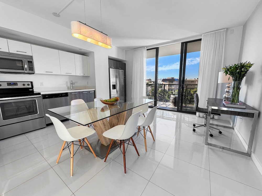 Skyline - One Bedroom Apartment w/Kitchen and Balcony