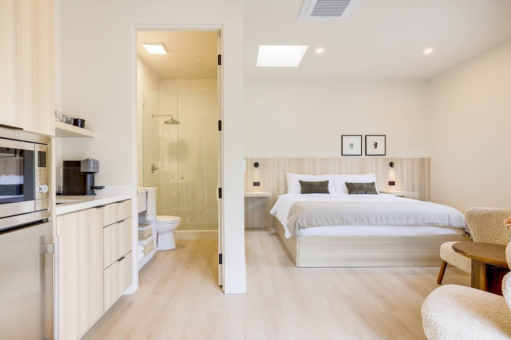 Exclusive Apartment, 1 King Bed photo 1