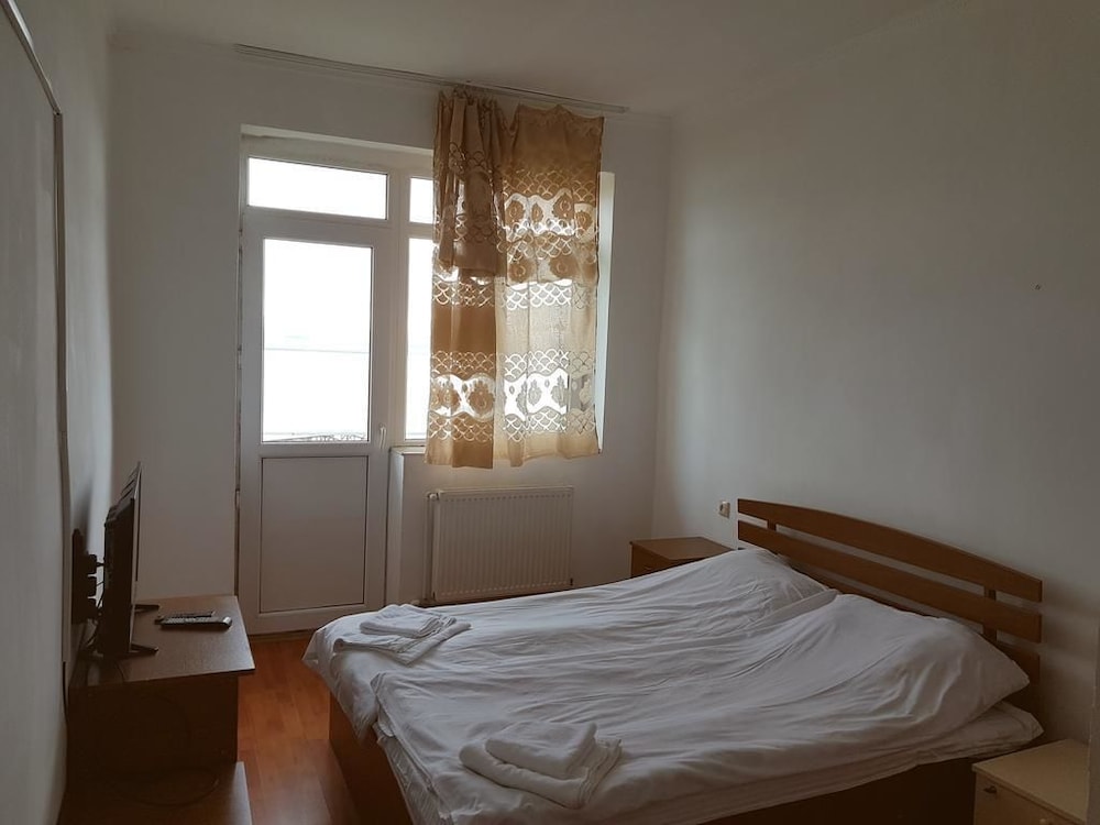Basic Double Room, 1 Queen Bed, Pool View