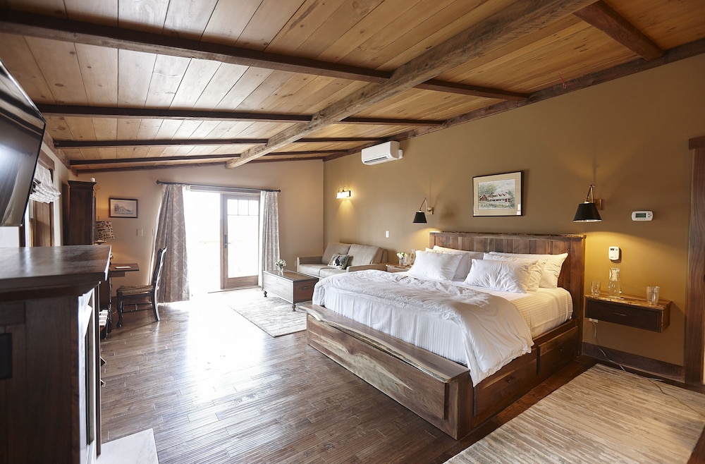 Superior Suite, 1 King Bed - Photo 1