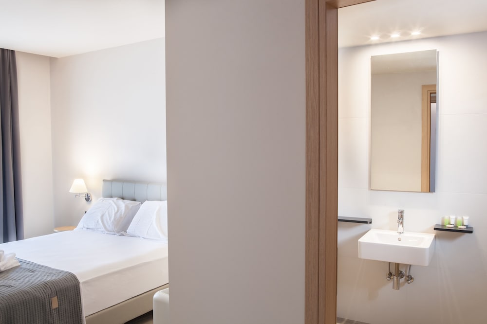 Superior Double Room, Balcony - Photo 6