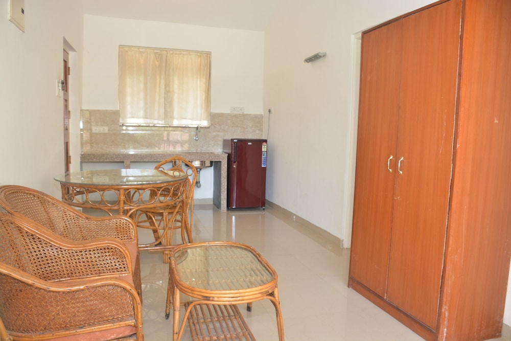 Superior Double Room, 1 King Bed, Pool View photo 3