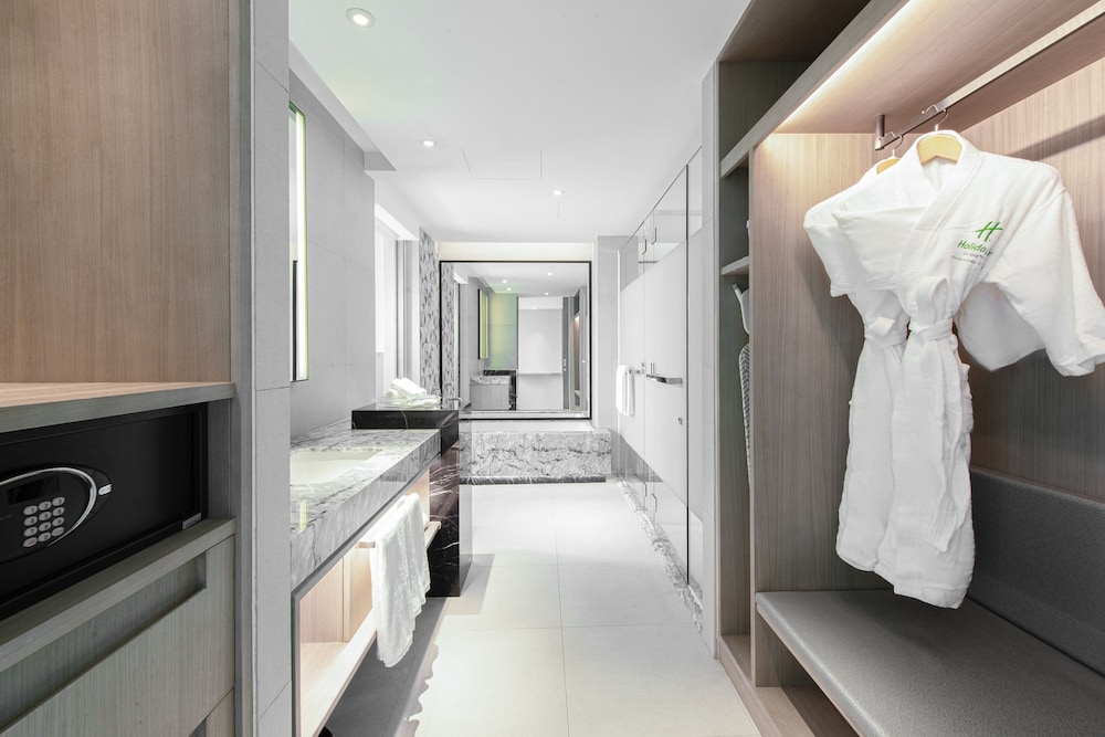 Suite, 1 King Bed with Sofa bed (Top Floor) thumbnail 5