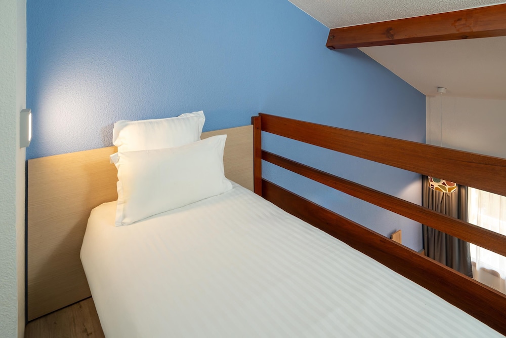 Standard Room, Multiple Beds, Non Smoking, Mezzanine - Photo 6