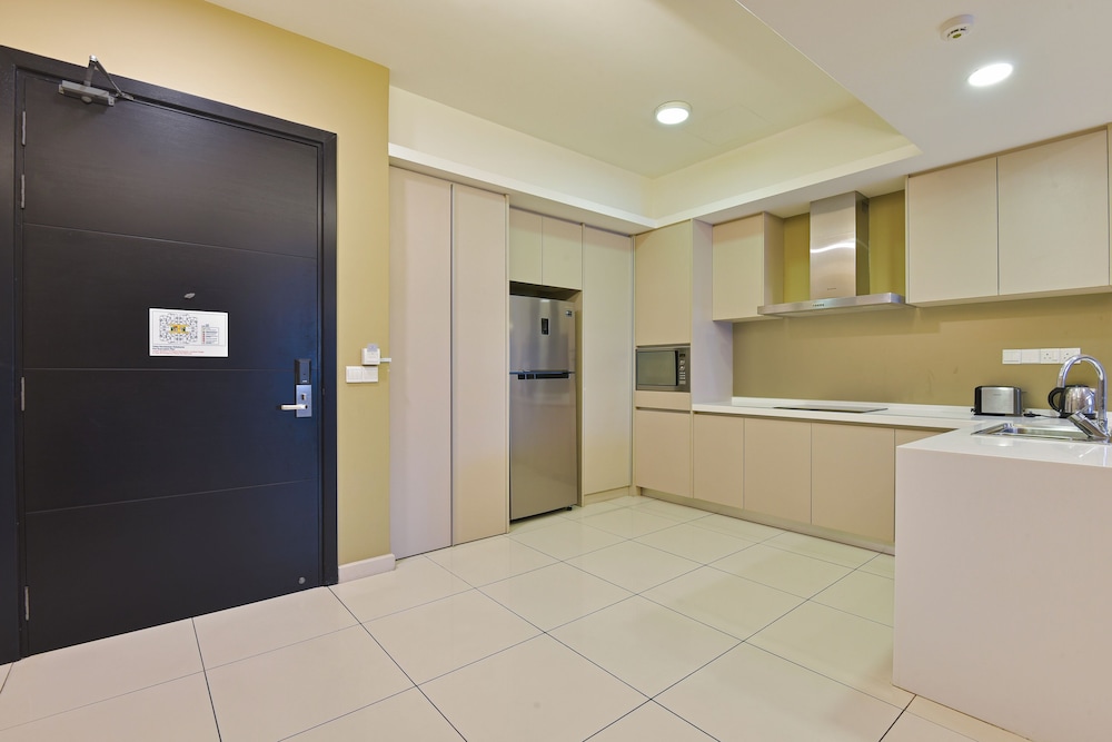 One Bedroom Suite - Twin Tower with Pool View thumbnail 5