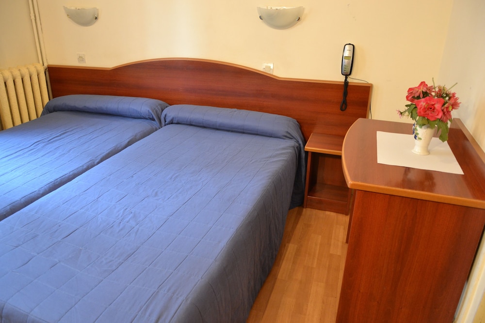 Twin Room, 2 Twin Beds, Shared Bathroom photo 3