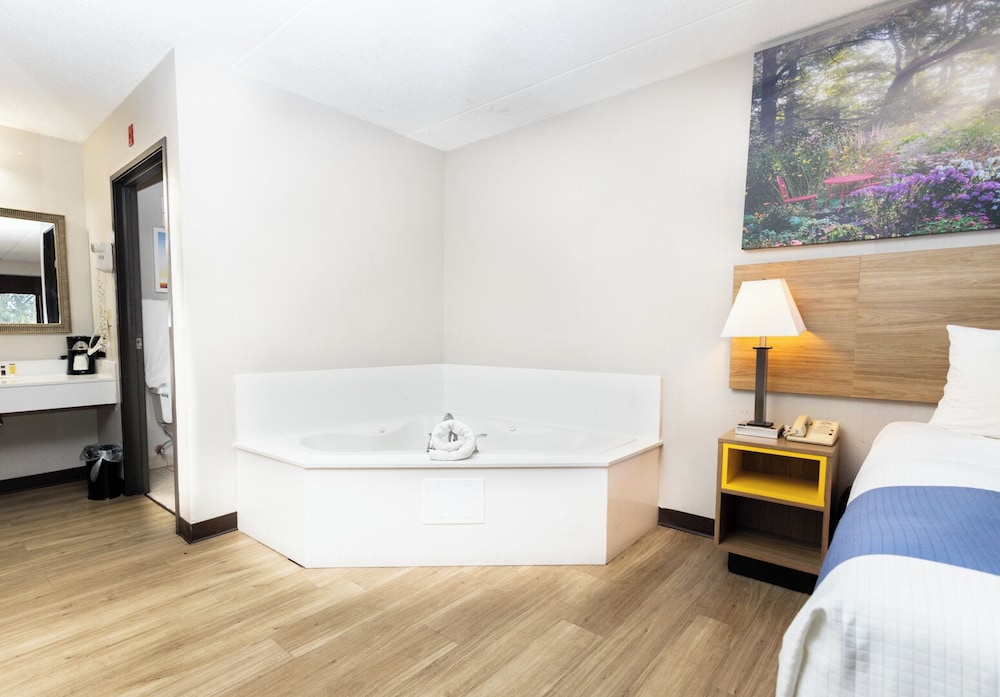 Studio Suite, 1 King Bed, Non Smoking - Photo 2
