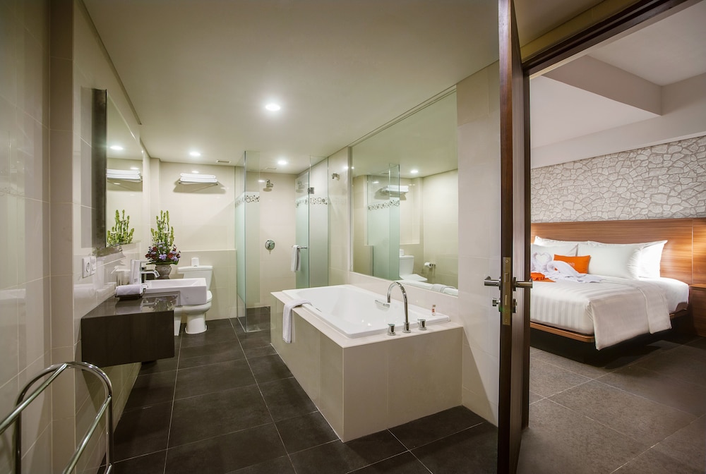 Premier Room, Balcony (Free Minibar) photo 2