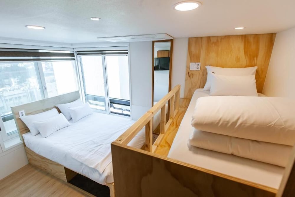Family Room, City View (with Bunkbed) - Photo 2