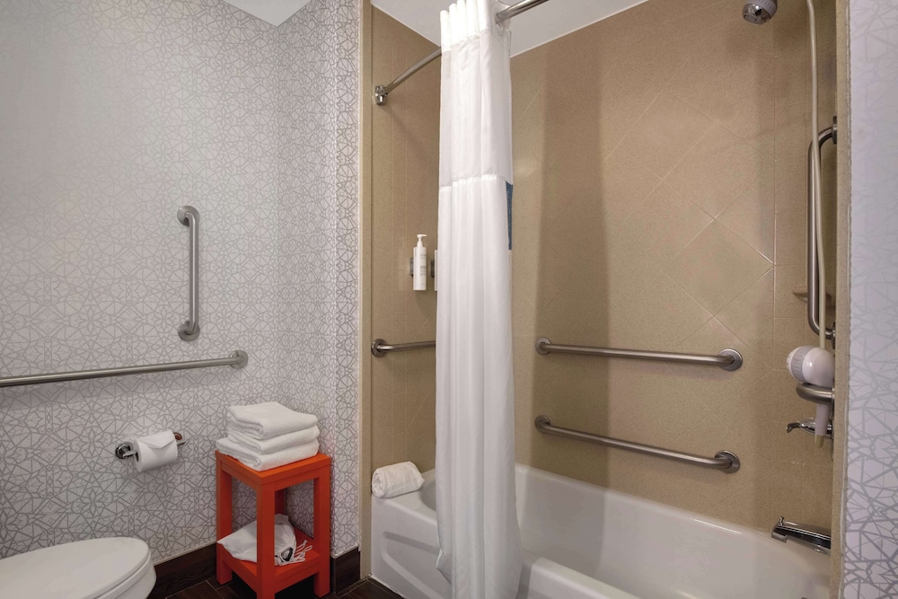 Room, 2 Queen Beds, Accessible, Bathtub photo 3