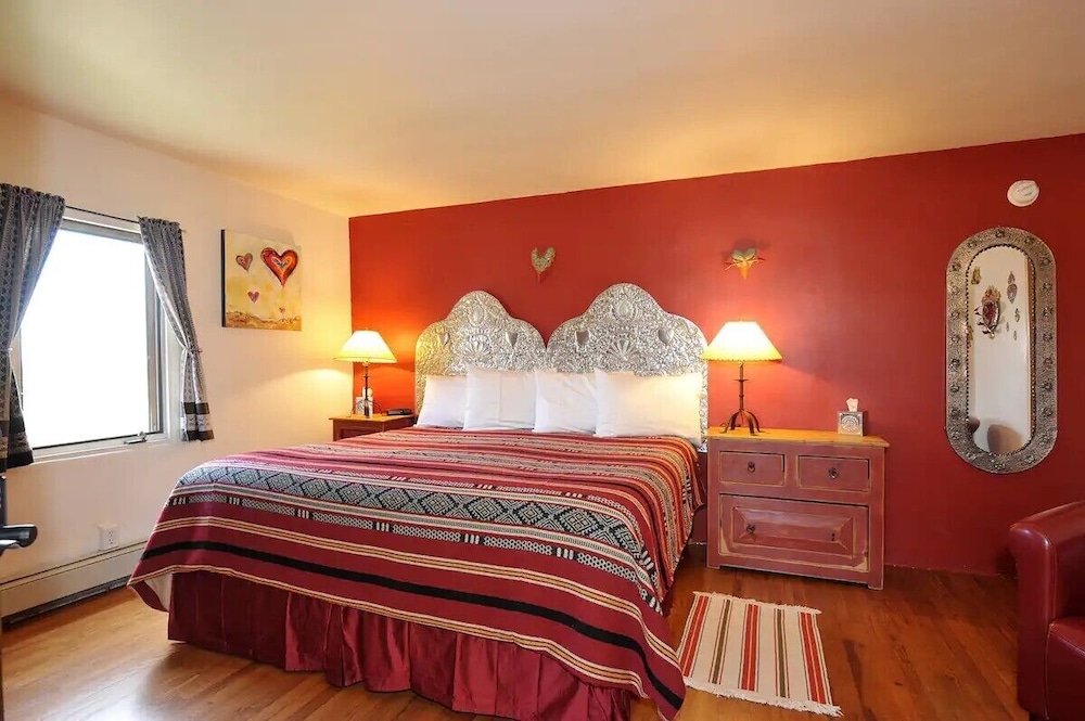 Romantic Room, 1 King Bed (Corazon Room -King Bed) photo 1