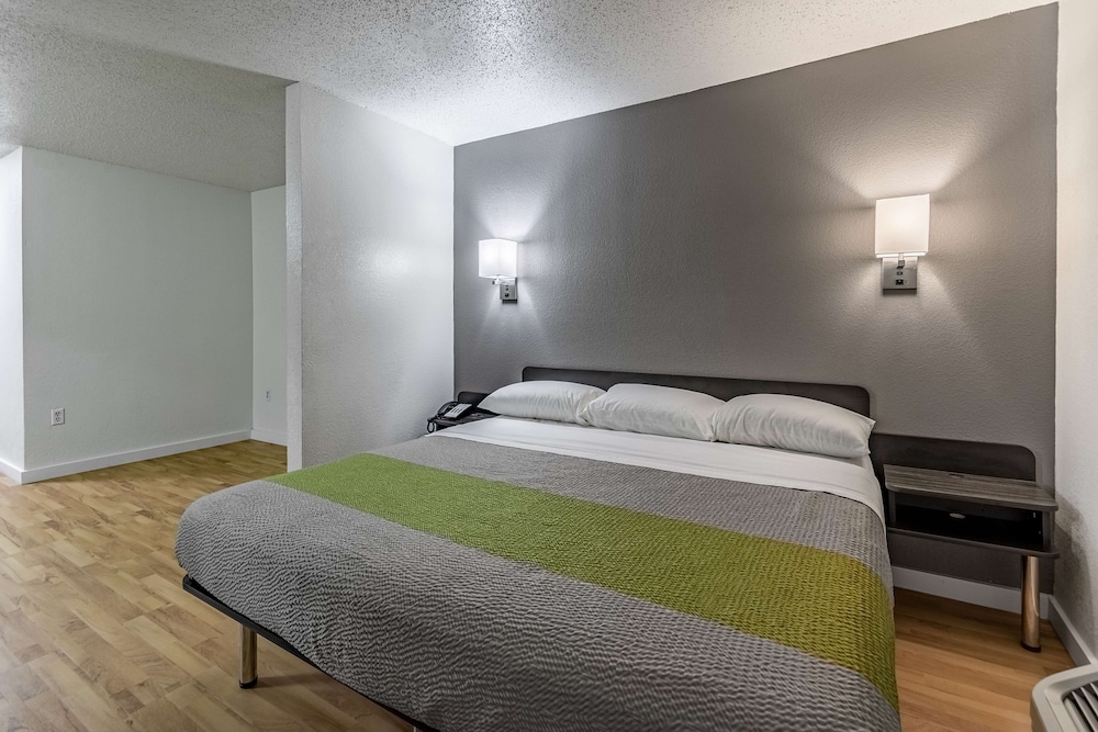 Deluxe Room, 1 Queen Bed, Smoking, Kitchenette photo 1