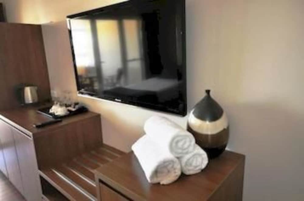 Standard Room (Queen Disabled Room)