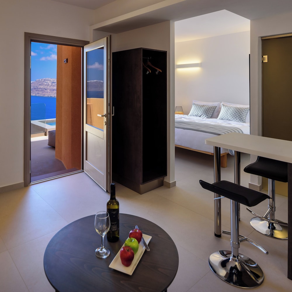Senior Suite with Hot Tub & Caldera View - Photo 3